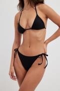 NA-KD Swimwear Bikinitruse med stropper - Black
