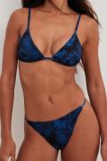 NA-KD Swimwear Bikinitruse med høy skjæring - Blue,Flower