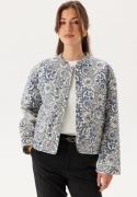 ONLY Onlhallie Quilted Jacket Cloud Dancer Aop:blue Tile Pri L