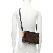 Pre-owned Brunt lerret Louis Vuitton Crossbody veske