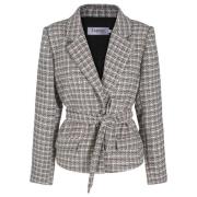 Nika Blazer, kort