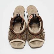 Pre-owned Fabric sandals