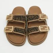 Pre-owned Canvas sandals