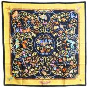 Pre-owned Silk scarves