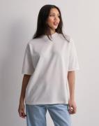 Nelly - Hvit - Oversized Tee