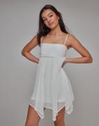 Nelly - Hvit - Chiffon Strap Dress