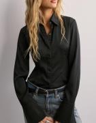 Nelly - Svart - Slim Fitted Satin Shirt