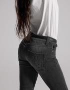 Nelly - Svart - Low Waist Slim Jeans