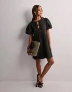 Nelly - Svart - Bow Puff Sleeve Dress