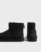 UGG - Svart - W Classic Mini II