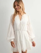 Nelly - Hvit - Embroidered Dress