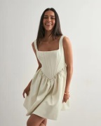 Malina - Hvit - Livia Drop Waist Mini Dress