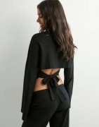 Nelly - Svart - Open Back Tie LS Top