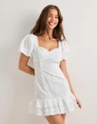 Nelly - Hvit - Cute Embroidered Dress