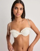 Nelly - Hvit - Ruffle Bikini Balcony